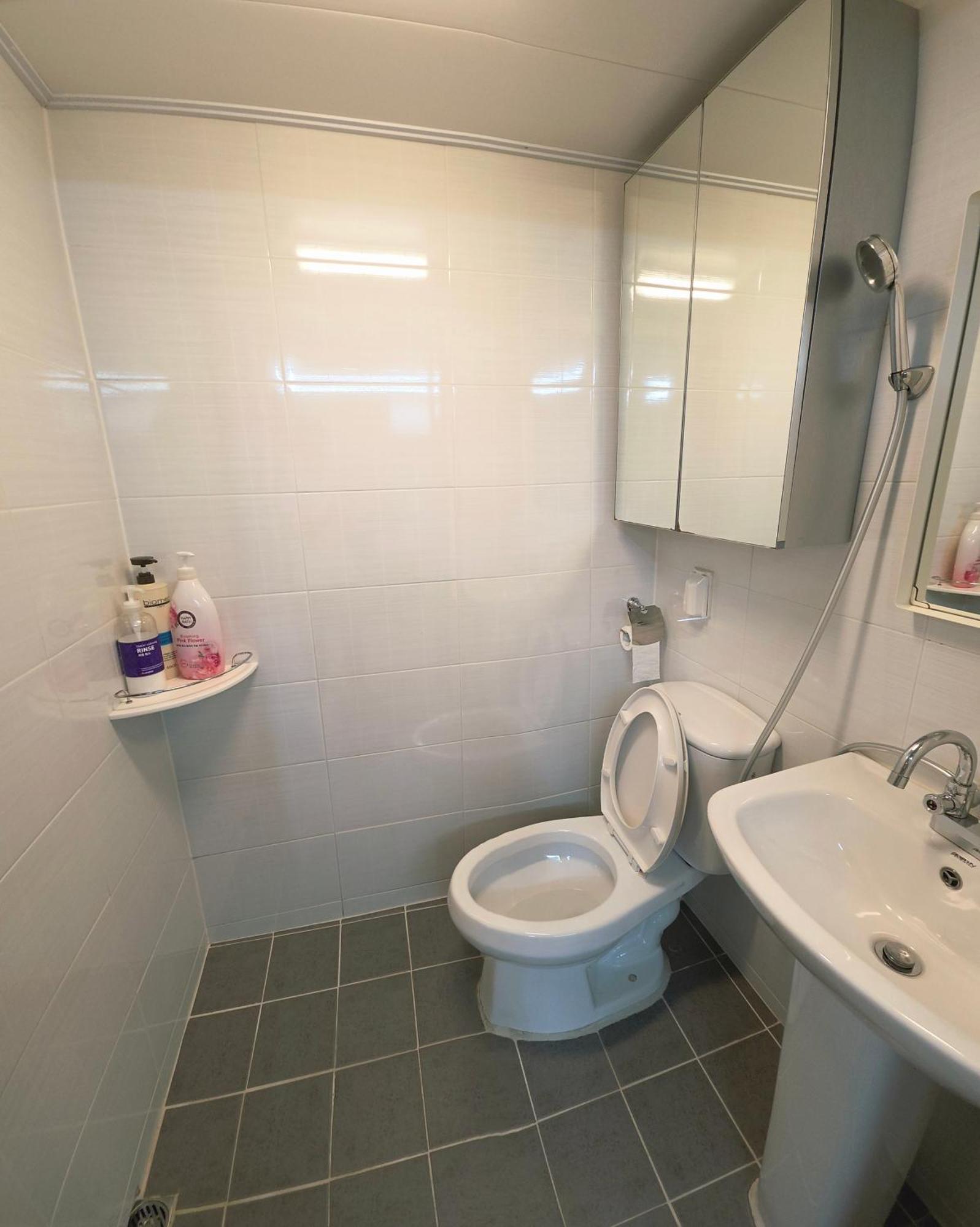 Semi-basement Twin Bedroom