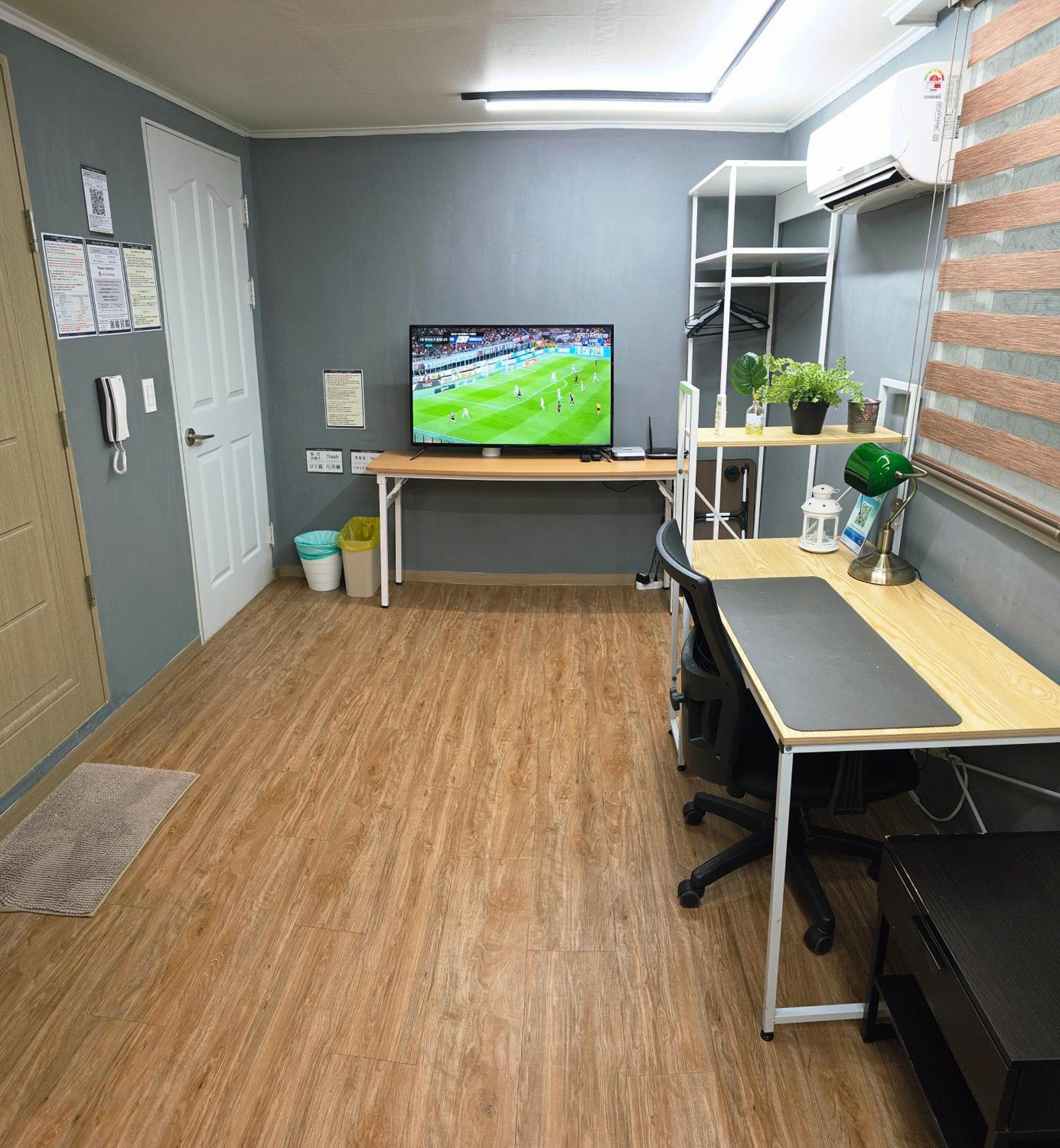 Semi-basement Twin Bedroom