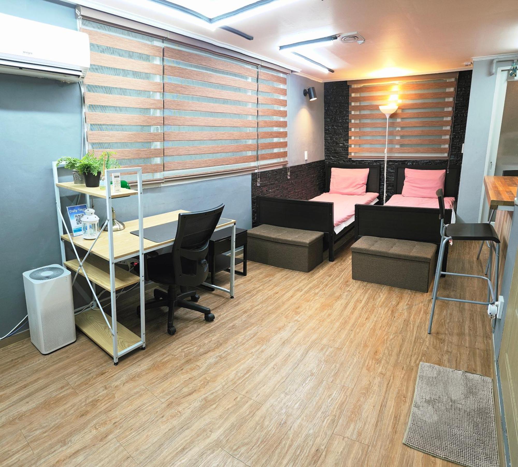 Semi-basement Twin Bedroom